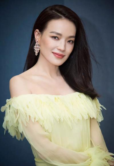 林心如舒淇姐妹同框，年龄相差不大，一个似少女一个被嘲笑是阿姨