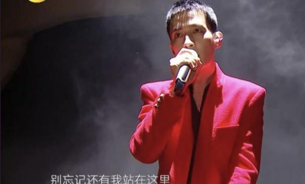 朱一龙也太会了吧!演唱《太阳》时在手心给粉丝画了一个太阳