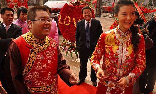 知名女星嫁给“鞋皇”，如今却负债累累，200亿