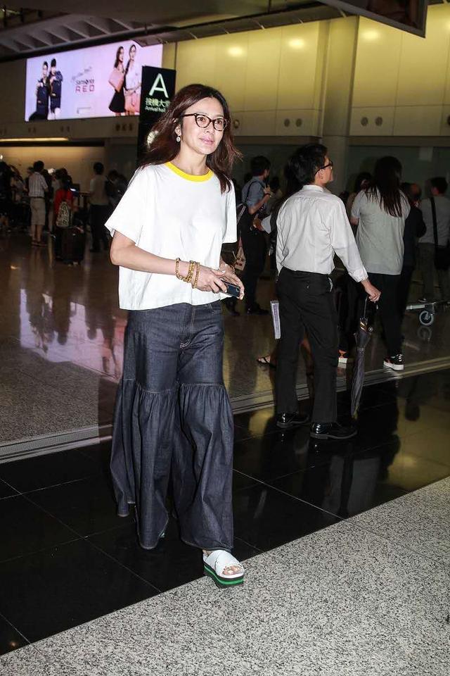 关之琳一身少女装扮走机场，却被无美颜的脸出
