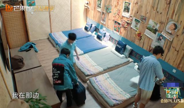 张子枫高考期间录《向往》，节目组摆了学习桌