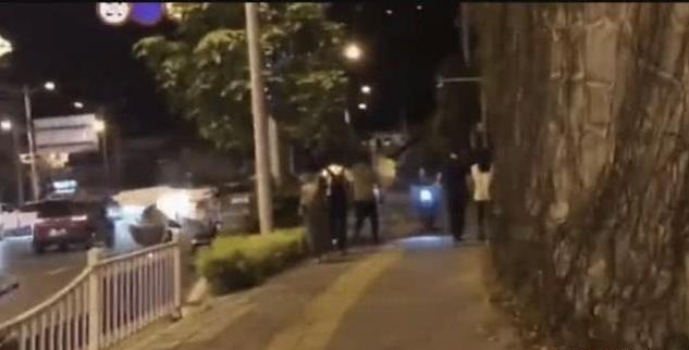 赵丽颖现身机场，穿露脐装大秀好身材，老公不在穿衣都大胆了