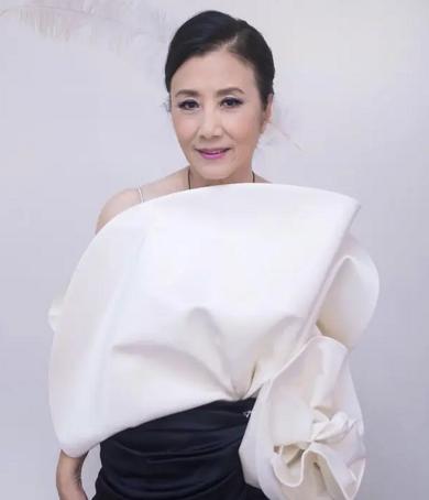 罗家英近况曝光，和妻子汪明荃抗癌多年，后悔没有生个孩子