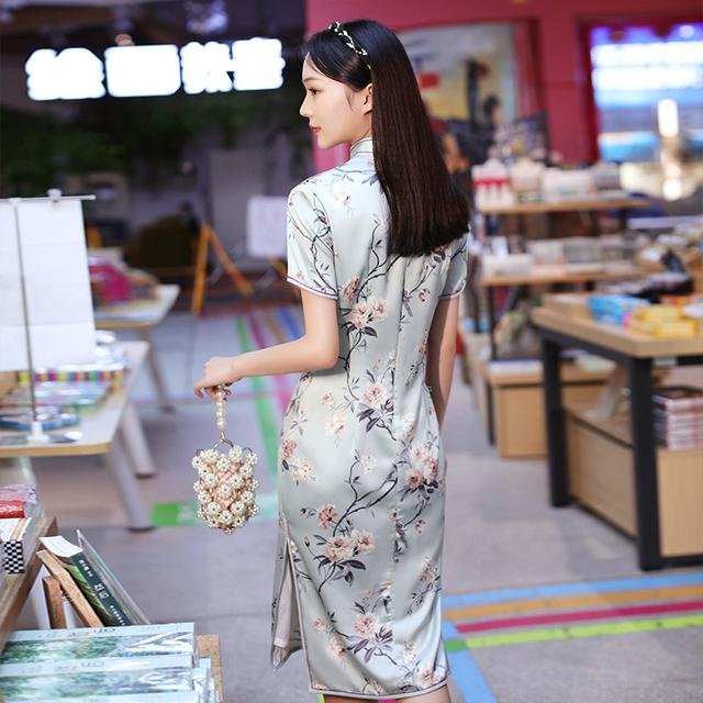 古典美人的韵，惊艳了江南烟雨，复古改良旗袍连衣裙显东方女人味