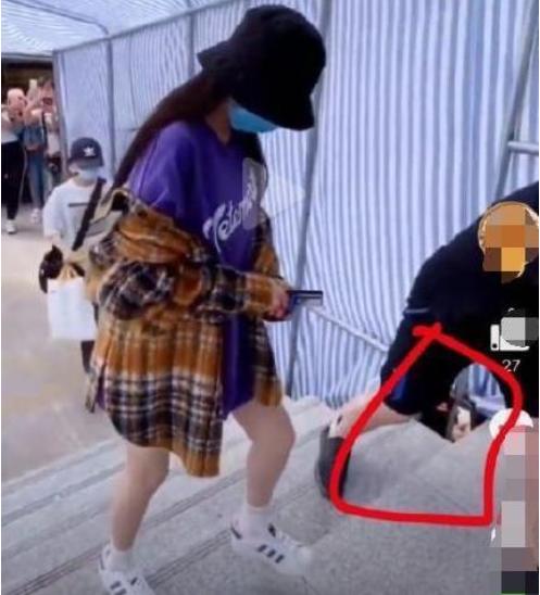 杨幂被偷拍裙底，粉丝亲眼目睹变态紧贴地面，