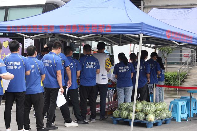 四川德邦快递从快递员到总监40多人免费献血助力扩充血库