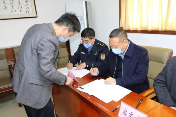 漯河：漯河：城市乱停车要罚款，“交警”权力移交“城管”!