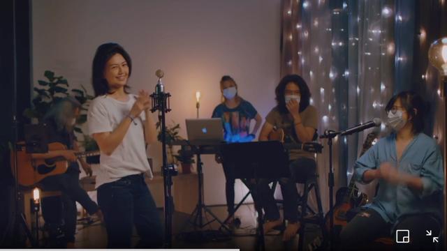 孙燕姿直播演唱《天黑黑》惹哭乐迷，谢谢你陪伴我们20年
