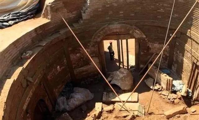 史上最“敬业”的盗墓贼，在古墓上修房，为盗