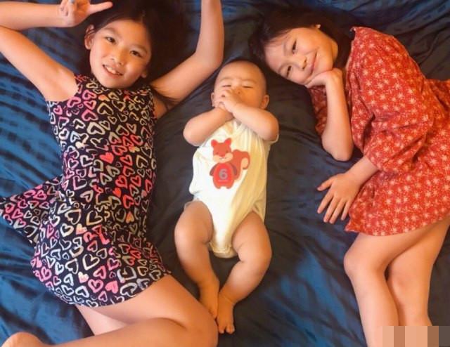 蔡少芬夫妇带孩子到乐园玩，被拍到私下相处细节，当众拥抱太恩爱