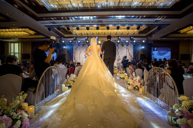 新媳婦過門第2天，大姑子趕來幫婆婆「立規矩」，女子：滾你家去