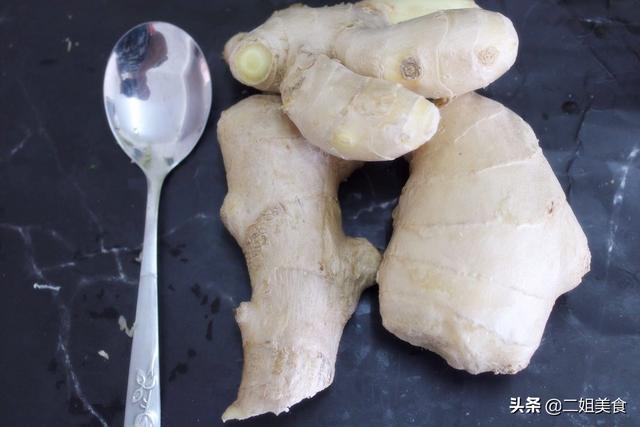 炒菜时，先放姜还是后放姜？大厨教您一招，做啥菜都好吃