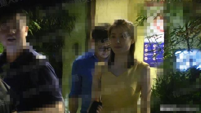 王岳伦KTV双手壁咚女子，举止亲密，曾让女子上车引妻子李湘不满