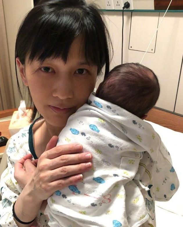 Papi酱微博放出"挑刺狂魔"视频，疑回应冠权姓争议，姐就是刚