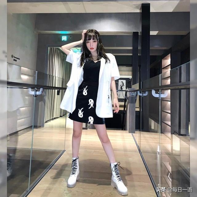 李小璐头扎七彩辫拍写真，食指戴戒指暴露其感情状态，等待爱情？