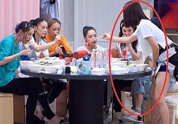 《姐姐》蓝盈莹被边缘化？吃火锅要站起来，跳舞也无人回应