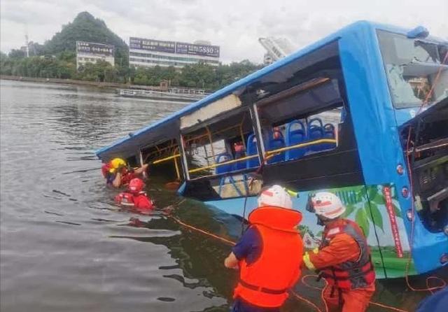 贵州坠湖公交车已被捞起，车内共21人死亡，1名高考生正在ICU抢救