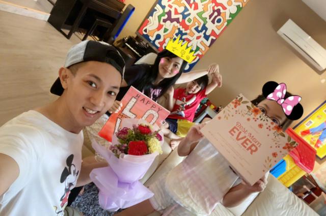 吴尊女儿NeiNei秀扎染技能，全家穿她设计的衣服逛街，回头率满分