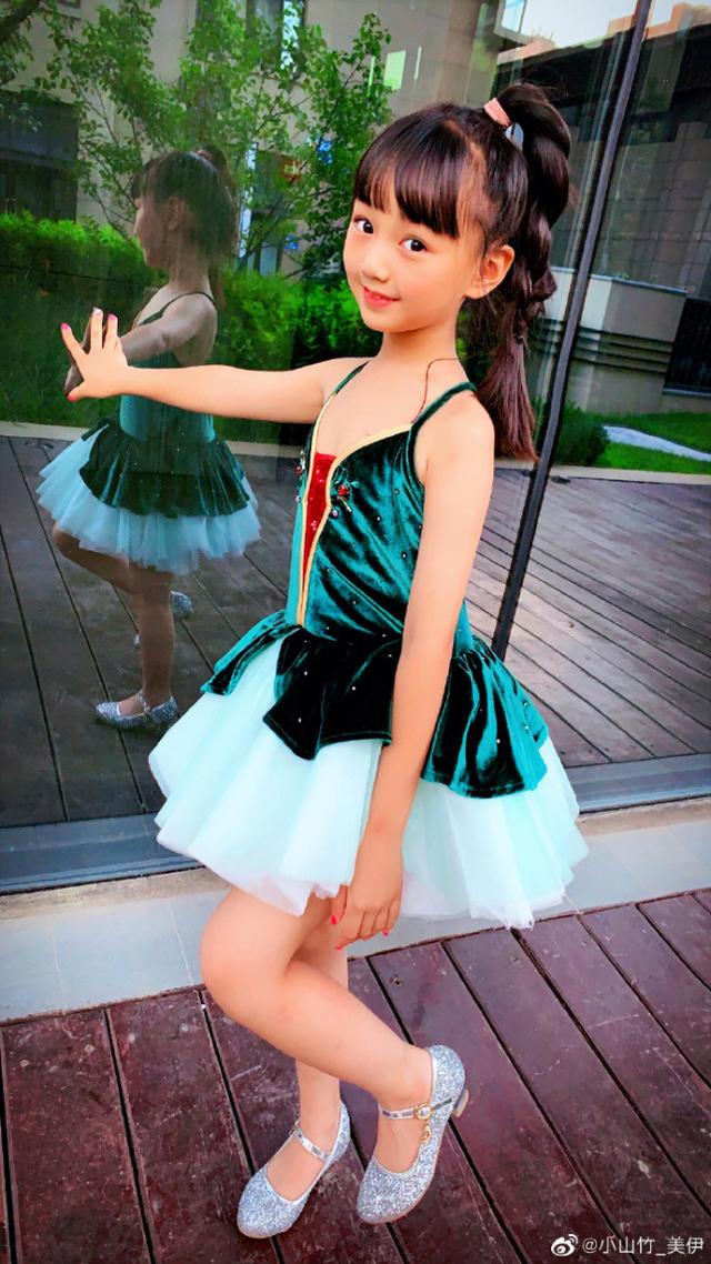 邓伦女儿小山竹近照，变瘦高小美女，与妹妹穿公主裙拍照似双胞胎