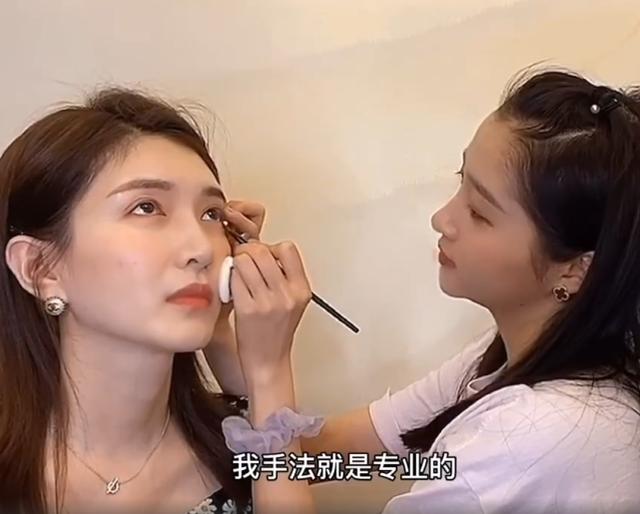 关晓彤给江疏影画女团C位妆，看到画好的效果，江疏影表态很惊喜
