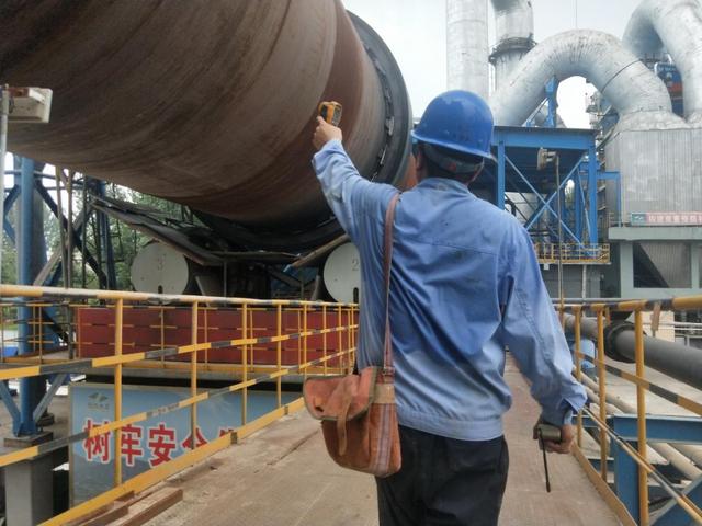 企业|酷暑中的黄河同力一线水泥工人