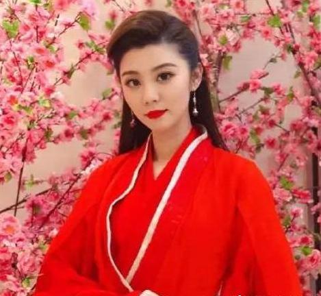 《王牌》女郎费费私照太惊艳，身材高挑不输给