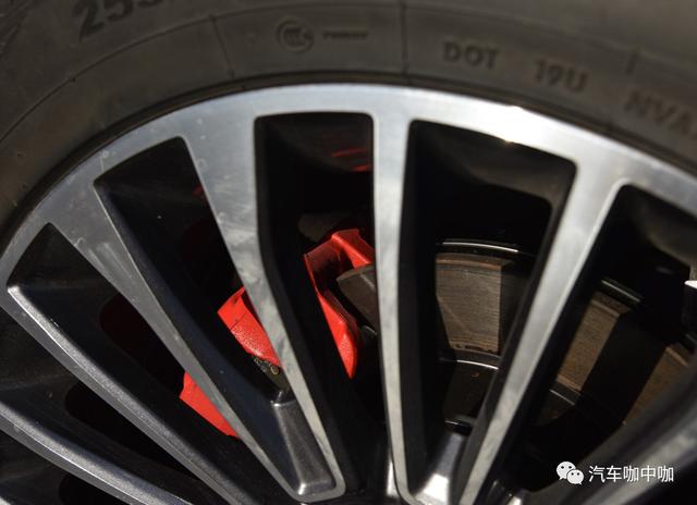 奇瑞又火了，新车标配3块液晶＋12个扬声器，不