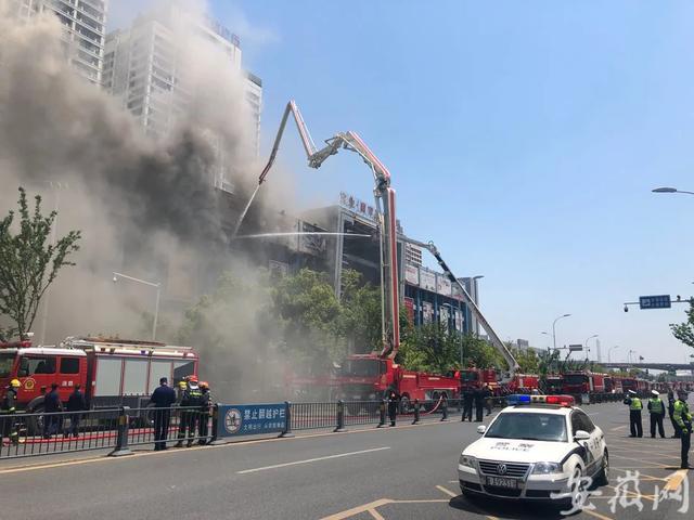 安徽一家纺广场起火 30辆消防车赶赴现场