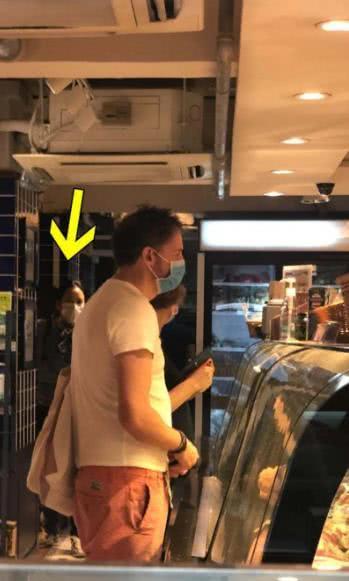 “最美港姐”朱玲玲与老公甜蜜逛街，夫妻看楼市行情疑欲买豪宅