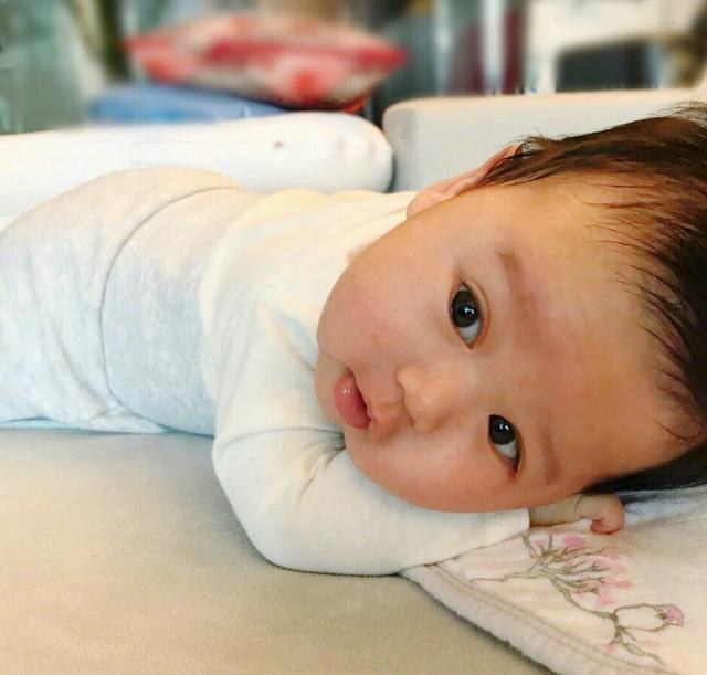 胡杏儿老公强迫看电视的儿子自拍，奕霆眼睛斜视露职业假笑超可爱