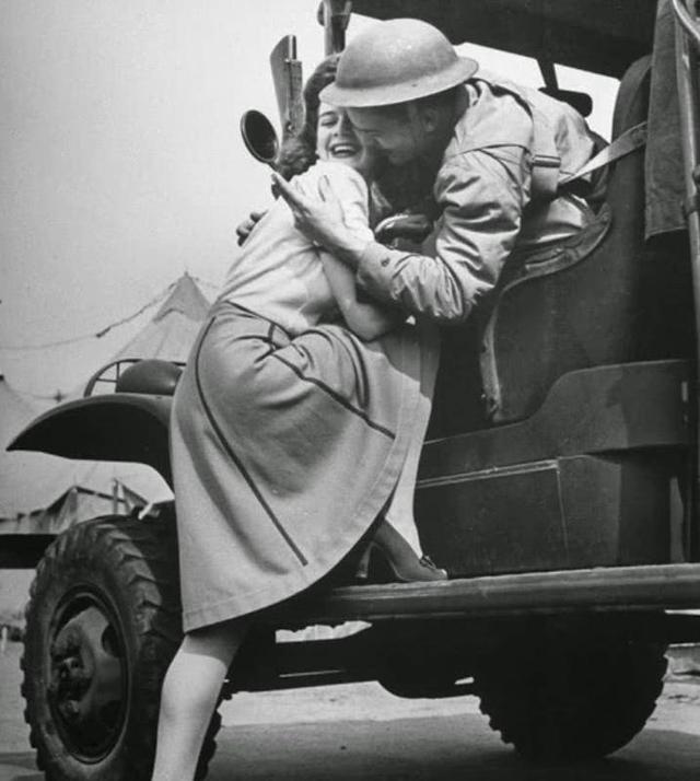 18岁的玛丽莲.梦露慰问美军，每名大兵都得到一个香吻