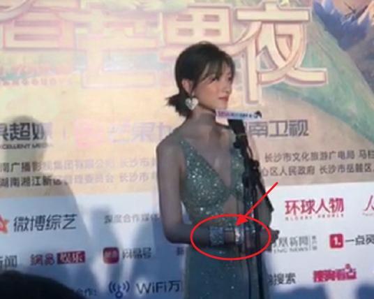 万茜带伤主持《青春芒果夜》，沉稳大气不怯场，手上道具引热议