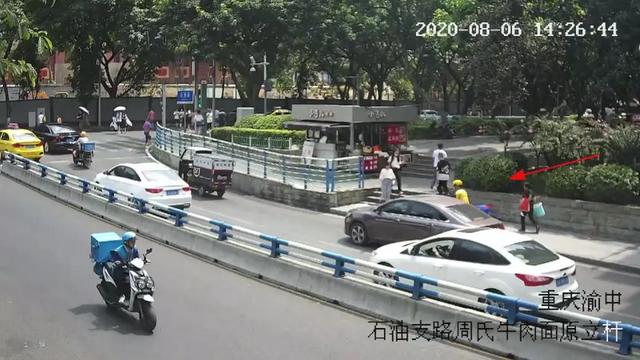 重庆|监控实拍！摩托车见缝插针，结果遭遇小车“开门杀”