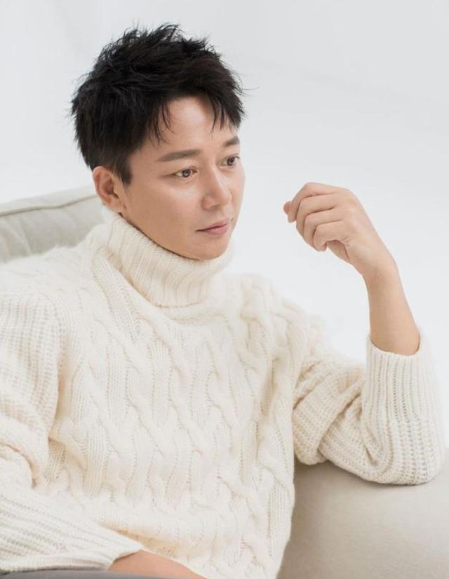 27岁奉子成婚，49岁和儿子同演一部剧，反派之王