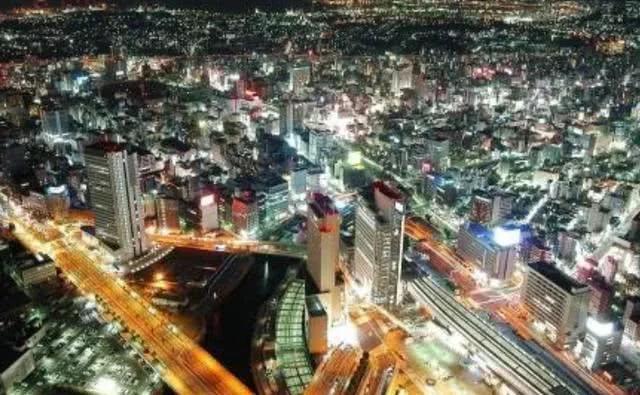 加拿大游客来中国旅行，看到我国的变化，忍不住竖起了大拇指