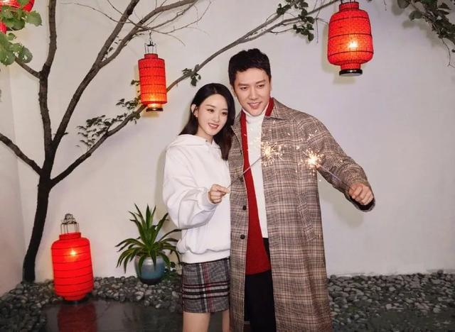 力破不和传闻！赵丽颖探班冯绍峰，牵手逛街罕见秀恩爱