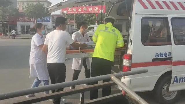 肥乡交警紧急救助事故伤者，彰显“暖警”风采