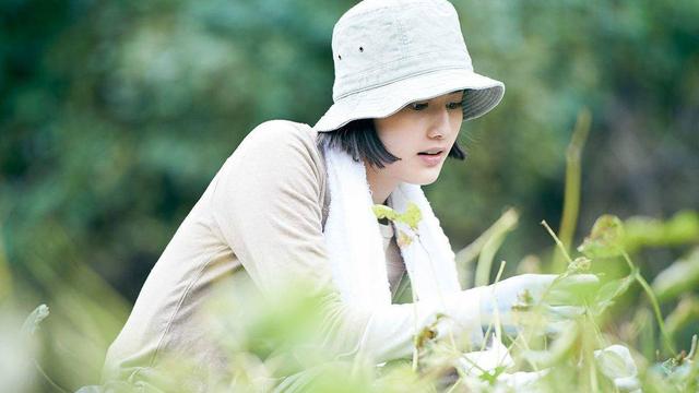 不再羡慕氧气女生的“滤镜肌”，教你get水润通透的光感肌