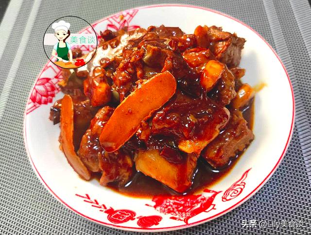 红烧排骨怎么做好？厨师长教你家常做法，排骨酥烂入味、色泽红亮