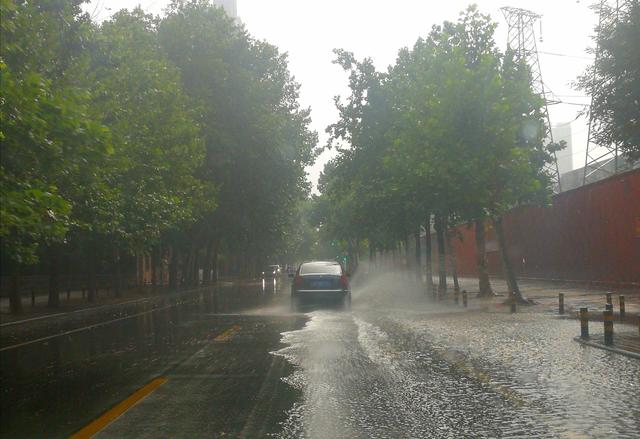 太阳雨郑州下起“太阳雨” 局地性降雨本如此：出着太阳、下着雨