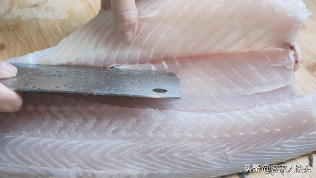 60岁老厨师教的鱼丸做法，不剁馅不绞肉，Q弹爽口，在家一样能做