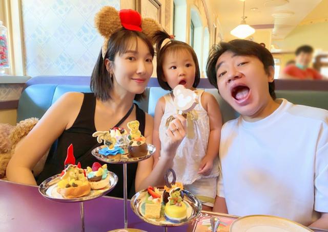 李亚男晒一家三口迪士尼游玩照，女儿戴墨镜梳呆毛反差萌爆棚