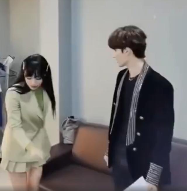 女主持进朱正廷房间采访，看到桌子上午餐是啥，怪不得身材这么绝