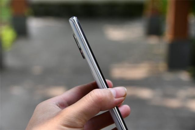 雷军公布好消息，骁龙865降价200元，4700mAh+三星屏幕