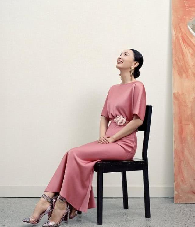 46岁陶虹拍时尚写真，身材性感端庄得体，难怪徐峥爱她这么多年