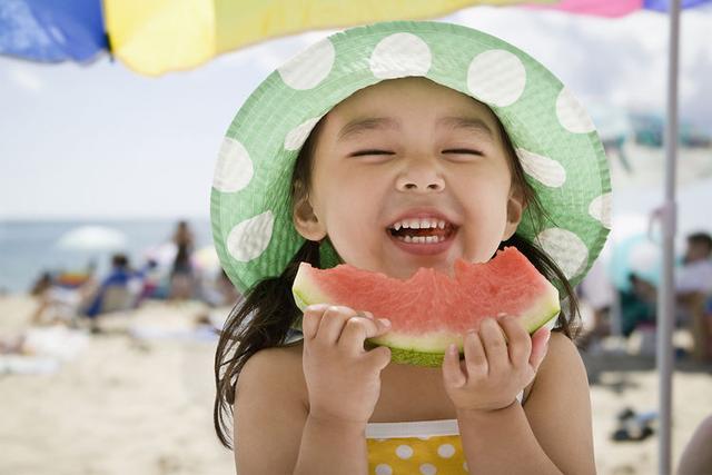 夏天吃西瓜，不用把药抓！吃西瓜常犯的3个错，最近中招的人特多
