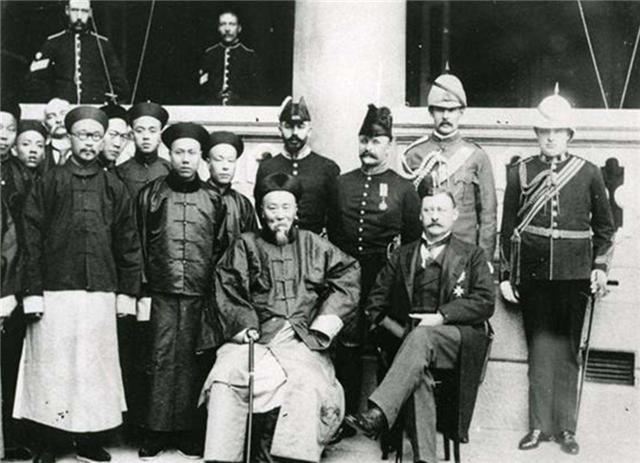 李鸿章担任过的最高职务，放在今天相当于什么官职？