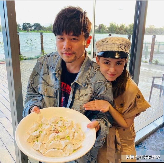 周杰伦刘畊宏同过父亲节，亲下厨做心形蛋炒饭，一家四口甜蜜幸福