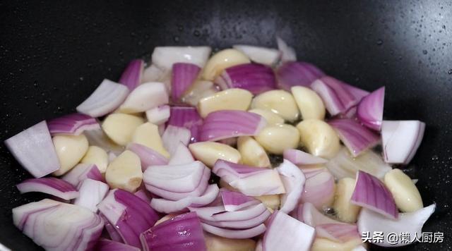 这是鸡腿的特别做法，不要焯水不用过油，味道比饭店做的都好吃