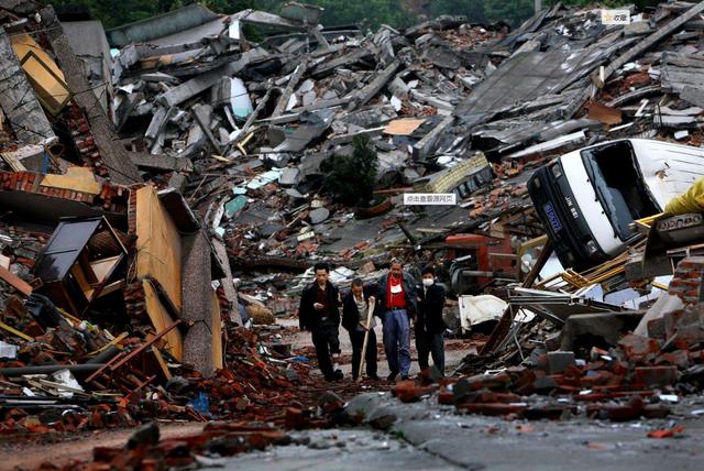 6月17日，汶川地震埋在废墟被救出来的